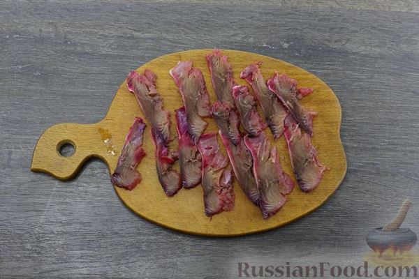 Солёная скумбрия с укропом, свёклой и горчичным соусом