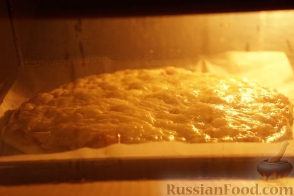 Домашняя пицца с колбасой и сыром