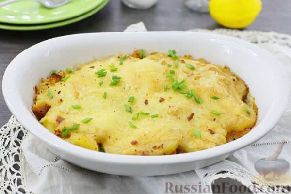 Картофельная запеканка с рыбой и сыром, под соусом бешамель