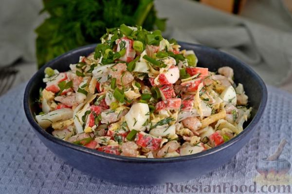 Салат с крабовыми палочками, морепродуктами и сыром