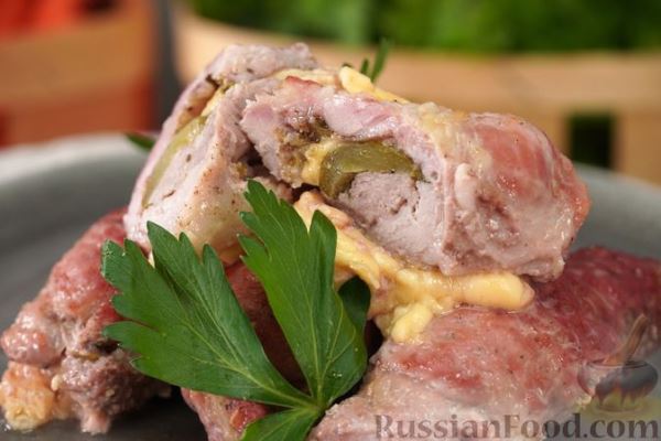 Мясные рулетики, запечённые с сыром и огурцом