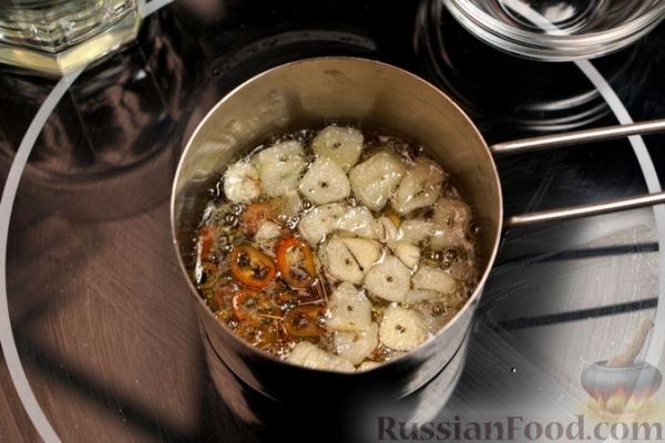 Белая пицца с твёрдым и мягким сыром, брынзой и руколой