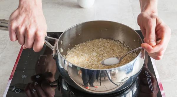 Ризотто со спаржей, зеленым горошком и пармезаном