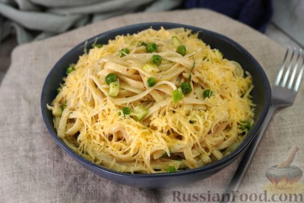 Лапша с кабачками и зелёным горошком