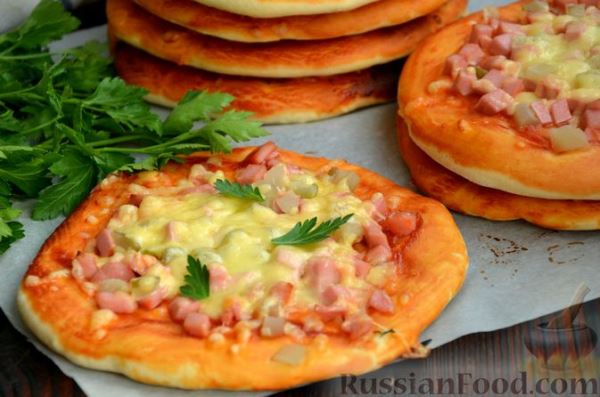 Пиццы "Школьные" с варёной колбасой, маринованными огурцами и сыром