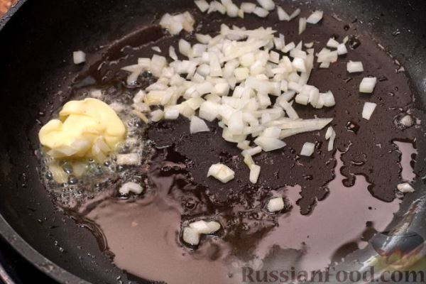 Курица в сливочно-винном соусе с беконом и кинзой