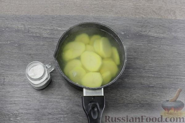 Картофельная запеканка с рыбой и сыром, под соусом бешамель