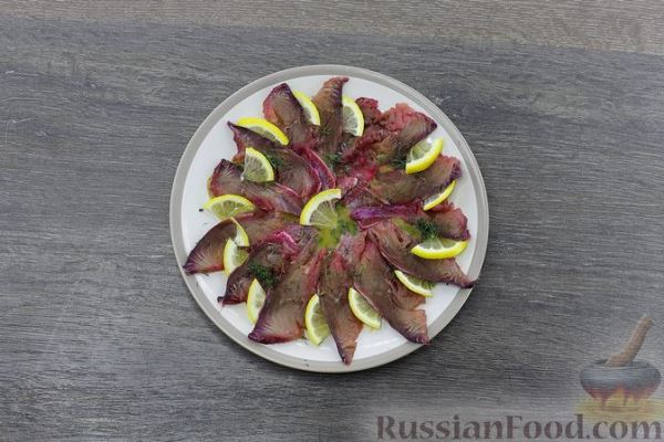 Солёная скумбрия с укропом, свёклой и горчичным соусом