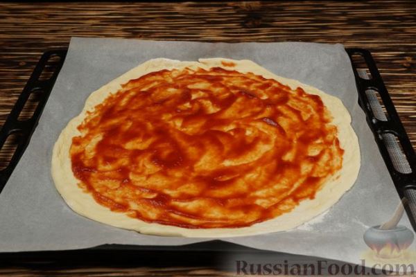 Домашняя пицца с колбасой и сыром