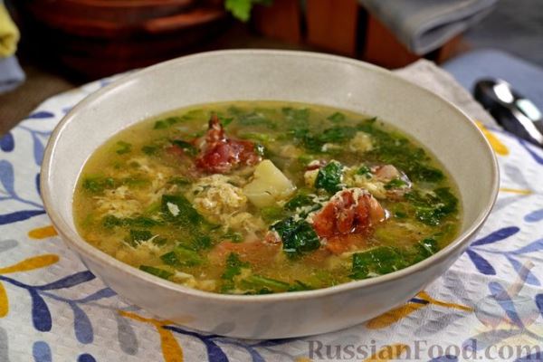 Щавелевый суп с копчёной курицей и яйцом