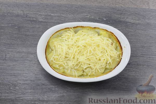 Картофельная запеканка с рыбой и сыром, под соусом бешамель