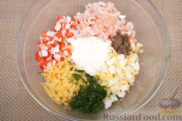 Салат с крабовыми палочками, морепродуктами и сыром