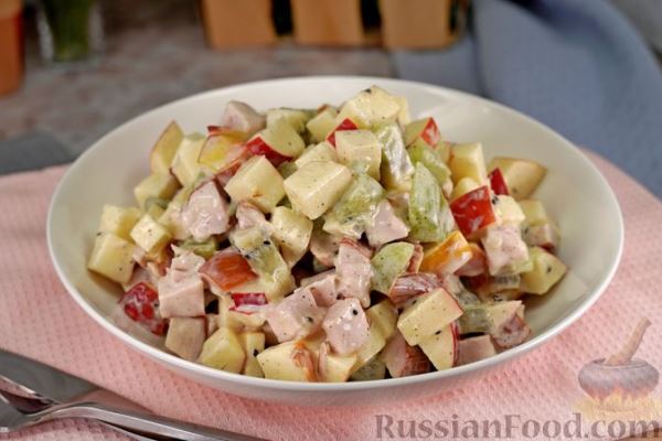 Салат с копчёной курицей, киви и яблоком