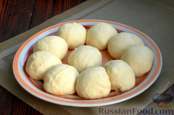 Пиццы "Школьные" с варёной колбасой, маринованными огурцами и сыром