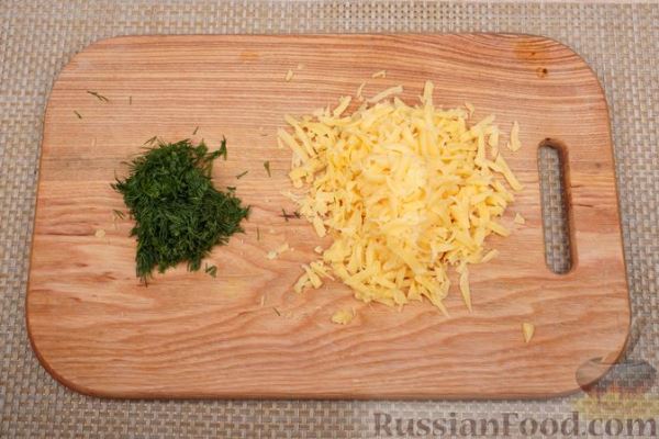 Салат с крабовыми палочками, морепродуктами и сыром