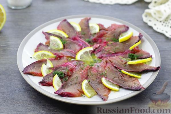 Солёная скумбрия с укропом, свёклой и горчичным соусом