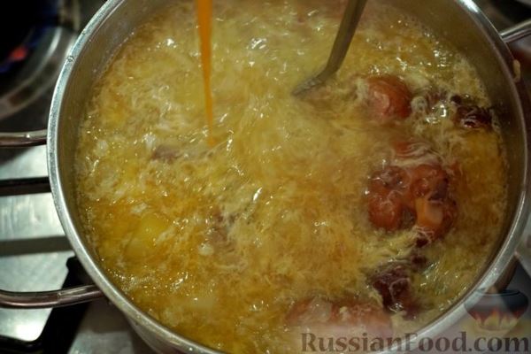 Щавелевый суп с копчёной курицей и яйцом