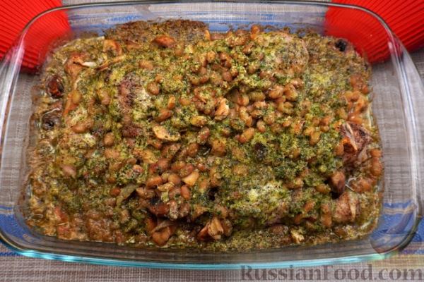 Куриные ножки, запечённые с фасолью, грибами и соусом песто