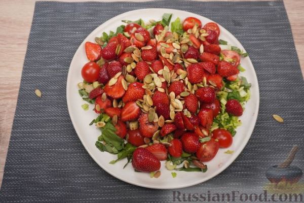 Салат с клубникой, помидорами, сельдереем и базиликом