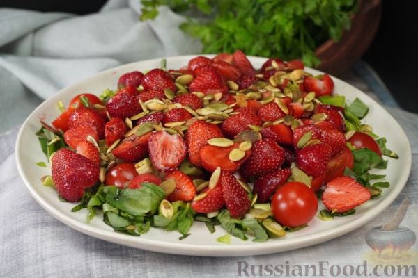 Салат с клубникой, помидорами, сельдереем и базиликом