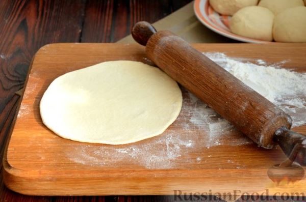 Пиццы "Школьные" с варёной колбасой, маринованными огурцами и сыром