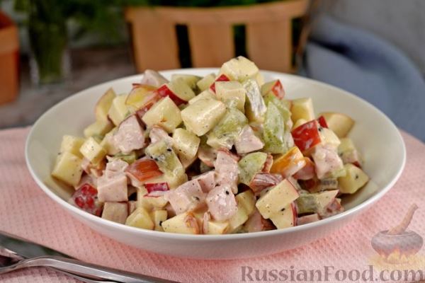 Салат с копчёной курицей, киви, яблоком и курагой