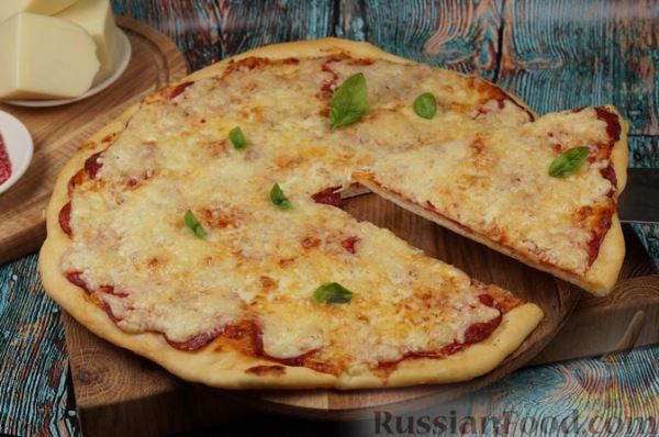 Домашняя пицца с колбасой и сыром