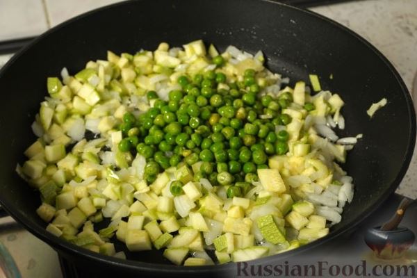 Лапша с кабачками и зелёным горошком